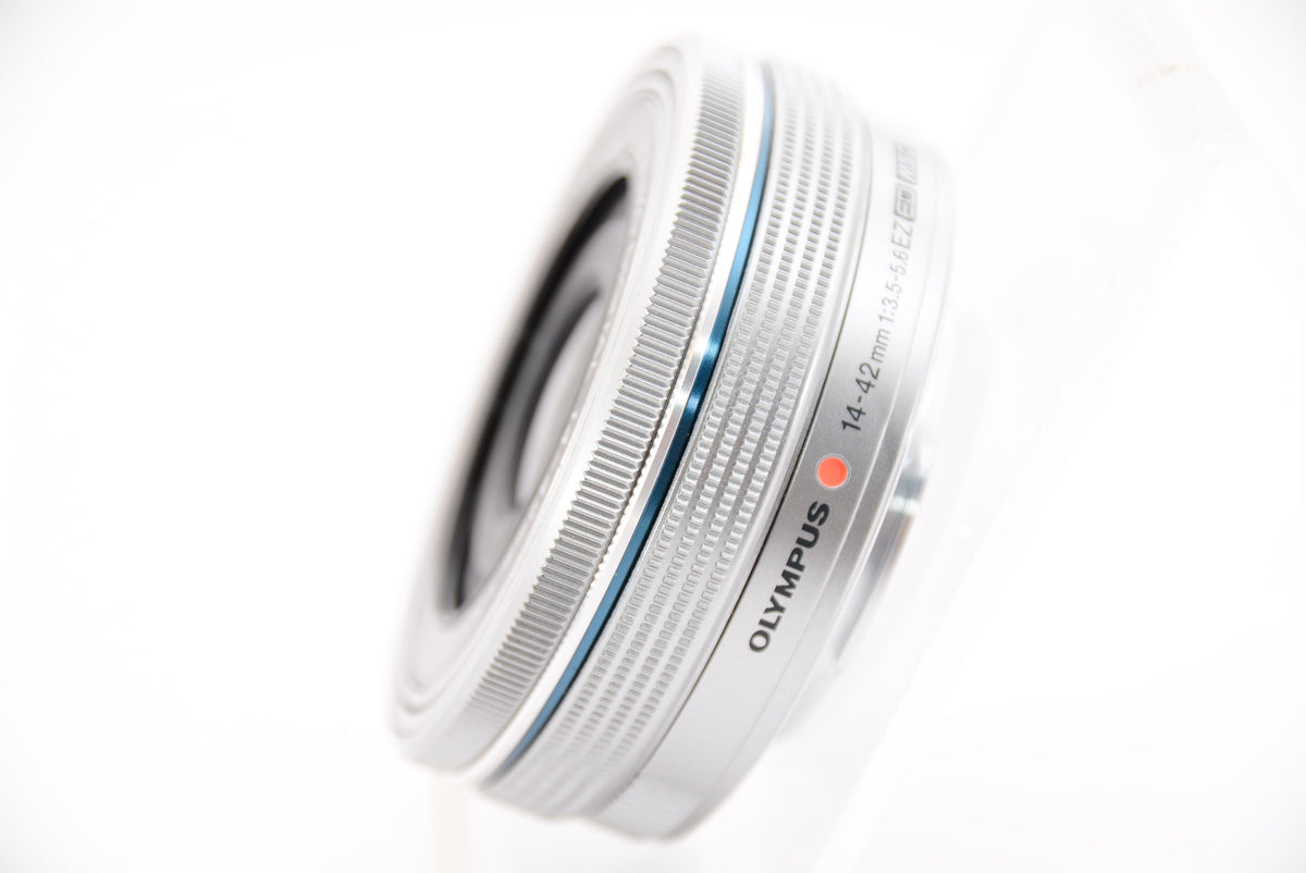 【外観特上級】OLYMPUS 電動式パンケーキズームレンズ M.ZUIKO DIGITAL ED 14-42mm F3.5-5.6 EZ SLV