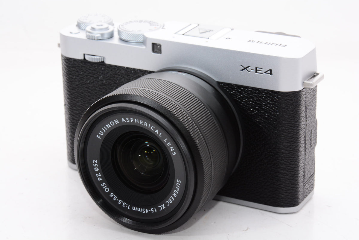 【外観特上級】FUJIFILM ミラーレスデジタルカメラ FUJIFILM X-E4 レンズキット シルバー (XC15-45) F X-E4LK-1545-S