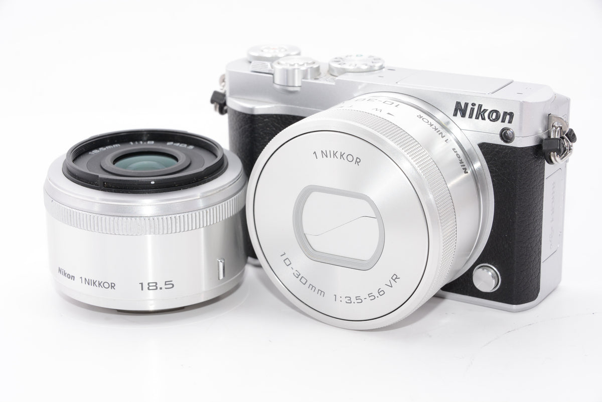 【外観特上級】Nikon ミラーレス一眼 Nikon1 J5 ダブルレンズキット シルバー J5WLKSL