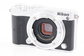 【外観並級】Nikon ミラーレス一眼 Nikon1 J5 ダブルレンズキット シルバー J5WLKSL