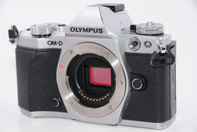 【オススメ】OLYMPUS ミラーレス一眼 OM-D E-M5 MarkII ボディー シルバー E-M5 MarkIIBody SLV