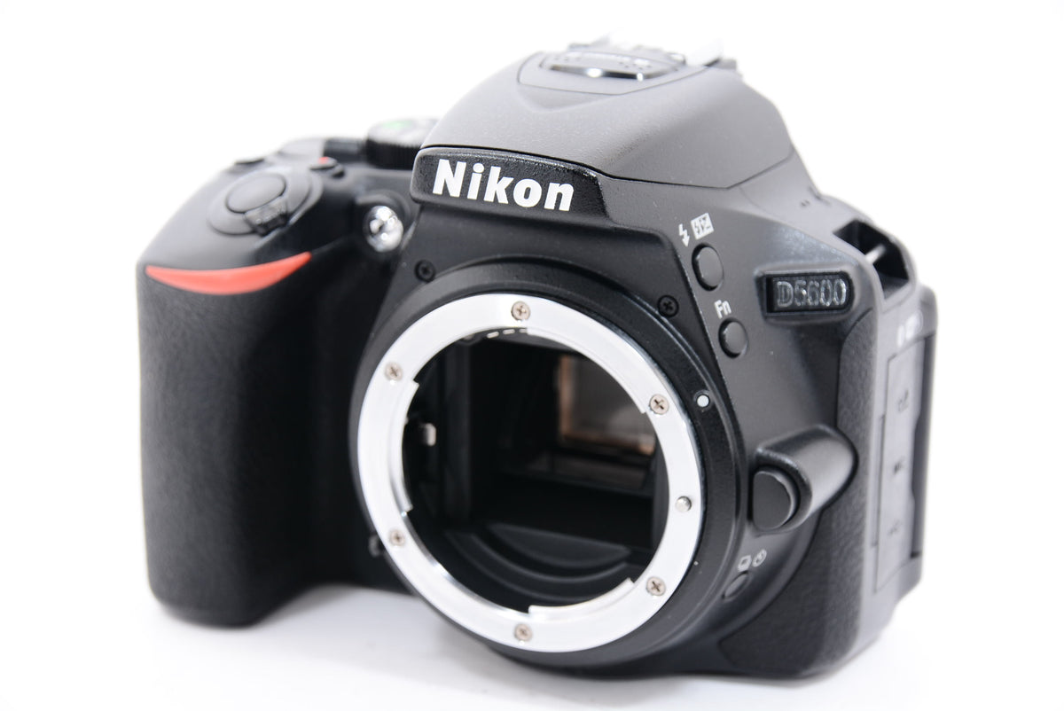 【外観特上級】Nikon デジタル一眼レフカメラ D5600 18-140 VR レンズキット ブラック D5600LK18-140BK