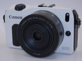 【外観特上級】Canon ミラーレス一眼カメラ EOS M レンズキット EF-M22mm F2 STM ホワイト