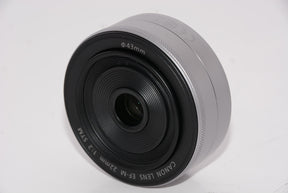 【外観特上級】Canon 単焦点広角レンズ EF-M22mm F2 STM シルバー ミラーレス一眼対応 EF-M222STMSL