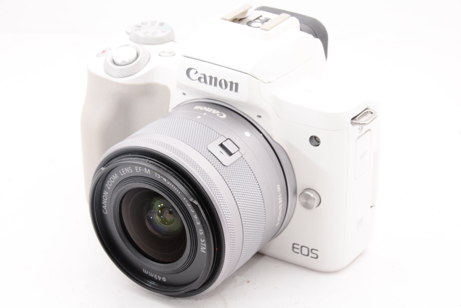 【ほぼ新品】キヤノン EOS Kiss M 【EF-M15-45 IS STM レンズキット】 (ホワイト/ミラーレス一眼カメラ) EOSKISSMWH1545ISLK