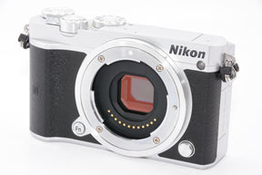 【外観特上級】Nikon ミラーレス一眼 Nikon1 J5 ダブルレンズキット シルバー J5WLKSL