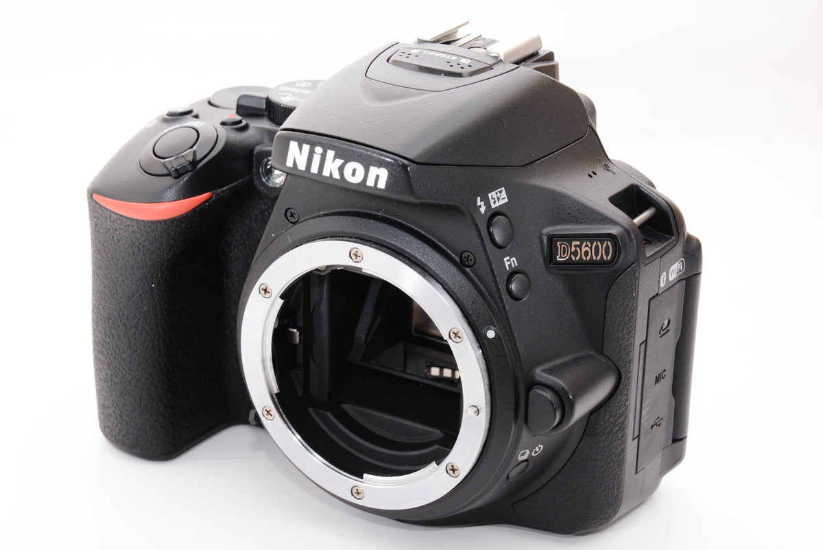 【オススメ】Nikon デジタル一眼レフカメラ D5600 ダブルズームキット ブラック D5600WZBK