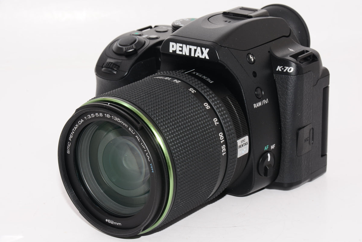 【外観特上級】PENTAX K-70 18-135mmWRレンズキット ブラック デジタル一眼レフカメラ 超高感度・高画質 2424万画素APS-C センサー アウトドアに最適 全天候型 一眼レフ 4.5段ボディ内手振れ補正搭載 明るく見やすいガラスペンタプリズム採用の視野率100%光学ファインダー 16258