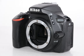 【外観特上級】Nikon デジタル一眼レフカメラ D5500 18-55 VRII レンズキット ブラック 2416万画素 3.2型液晶 タッチパネル D5500LK18-55BK