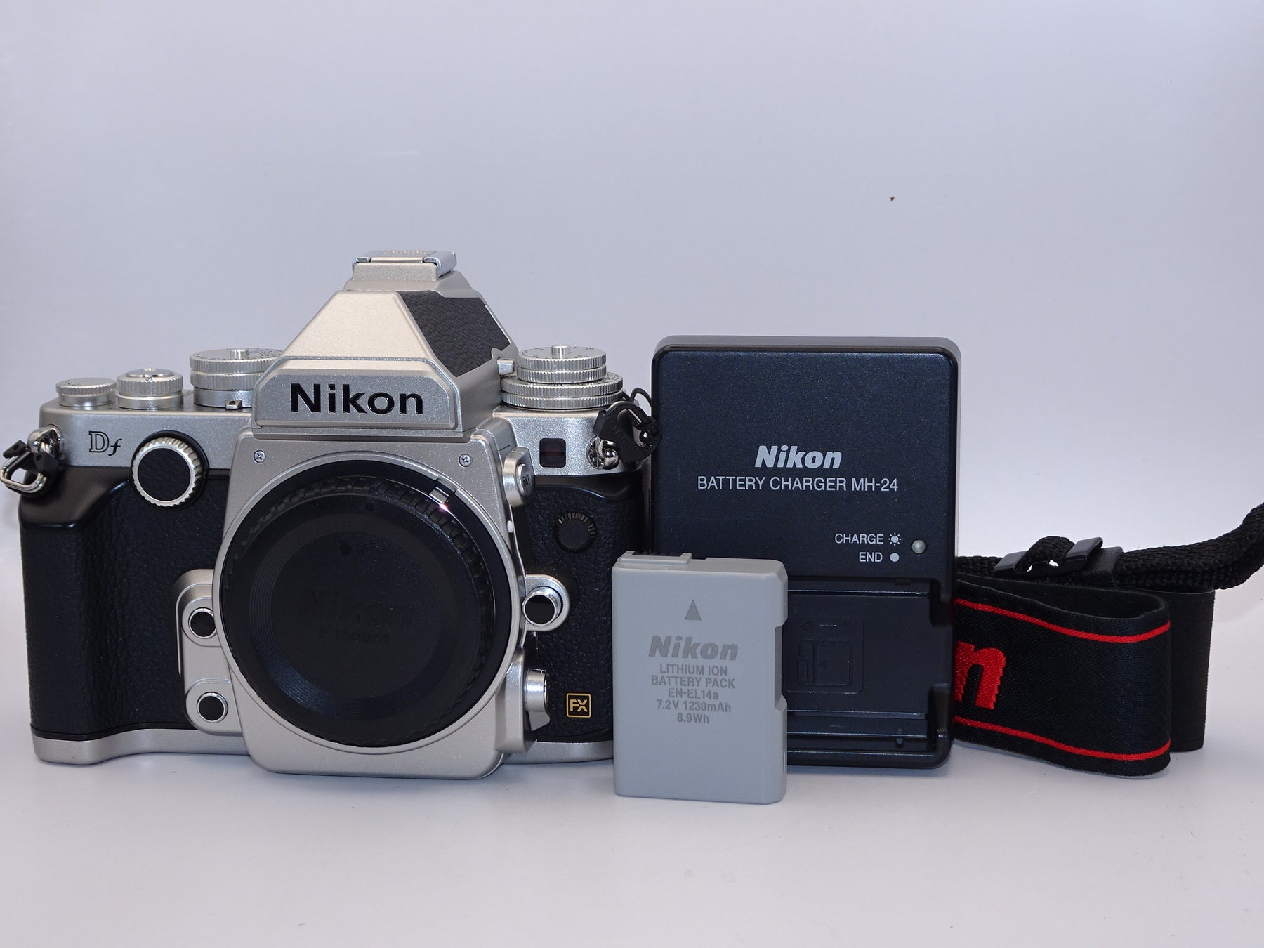 【ほぼ新品】Nikon デジタル一眼レフカメラ Df シルバーDFSL