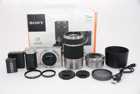 【外観特上級】SONY ミラーレス一眼 α6000 ダブルズームレンズキット E PZ 16-50mm F3.5-5.6 OSS + E 55-210mm F4.5-6.3 OSS シルバー ILCE-6000Y S