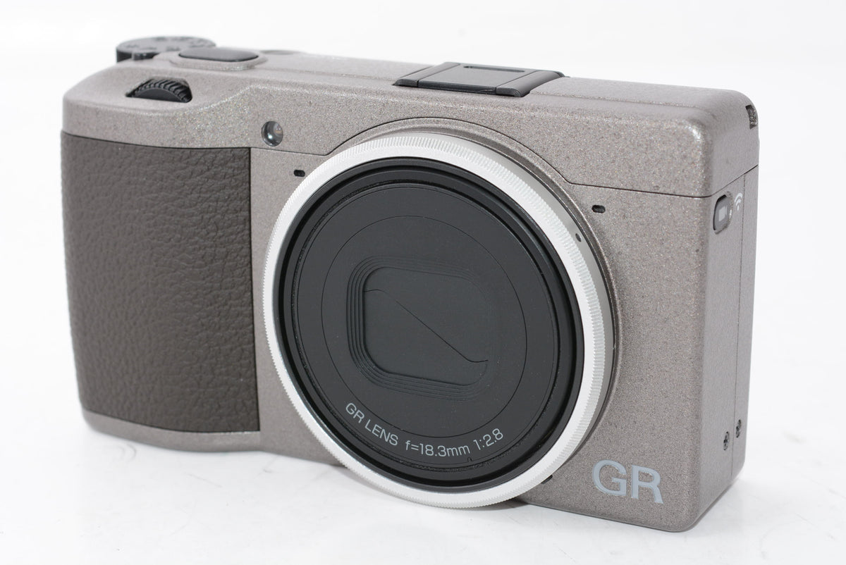 【開封済未使用品】RICOH GR III Diary Edition メタリックウォームグレー デジタルカメラ 【焦点距離 28mm / 24.2M APS-Cサイズ大型CMOSセンサー搭載/最強のスナップシュータ― / 約0.8秒 高速起動/高速ハイブリッドAF/高解像・高コントラスト GRレンズ / 3軸・4段 手ぶれ補正機構 SR】 GRIII GR3