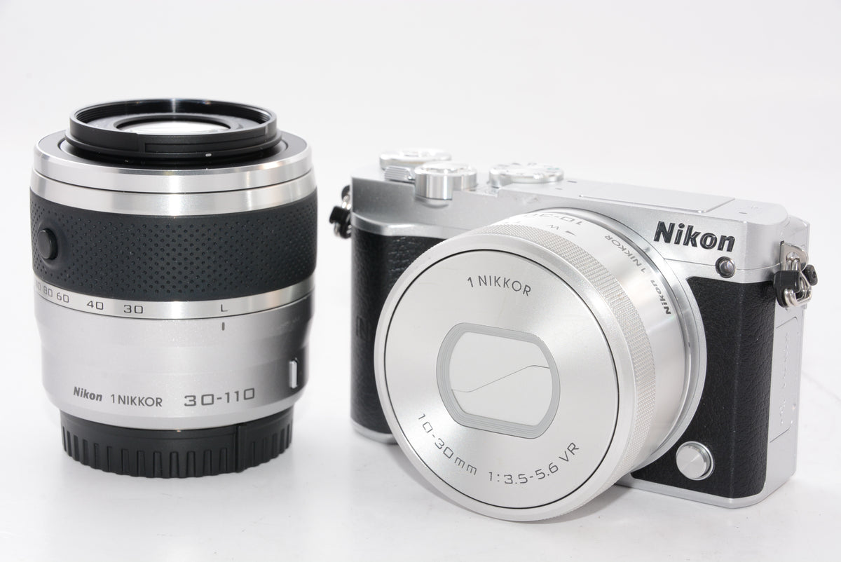 【外観特上級】Nikon ミラーレス一眼 Nikon1 J5 ダブルズームキット シルバー J5WZSL