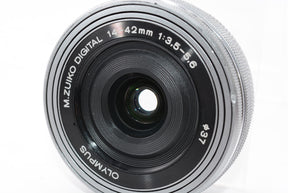 【外観並級】OLYMPUS 電動式パンケーキズームレンズ M.ZUIKO DIGITAL ED 14-42mm F3.5-5.6 EZ SLV