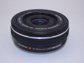 【外観特上級】OLYMPUS 電動式パンケーキズームレンズ M.ZUIKO DIGITAL ED 14-42mm F3.5-5.6 EZ BLK