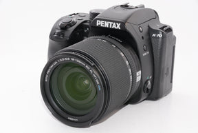 【外観特上級】PENTAX K-70 18-135mmWRレンズキット ブラック デジタル一眼レフカメラ 超高感度・高画質 2424万画素APS-C センサー アウトドアに最適 全天候型 一眼レフ 4.5段ボディ内手振れ補正搭載 明るく見やすいガラスペンタプリズム採用の視野率100%光学ファインダー 16258