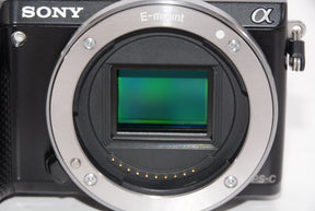 【外観特上級】ソニー SONY ミラーレス一眼 α NEX-5R パワーズームレンズキット E PZ 16-50mm F3.5-5.6 OSS付属 ブラック NEX-5RL/B